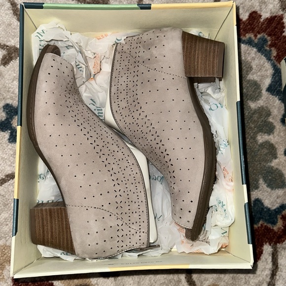 EARTH CALGARY QUEBEC LEATHER HEEL SZ 8.5 M 39.5 EU 🌸🐝 - Picture 9 of 10